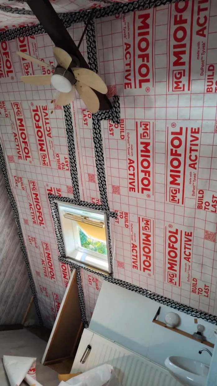 Dampdichte membraanafwerking bij een dakisolatieproject